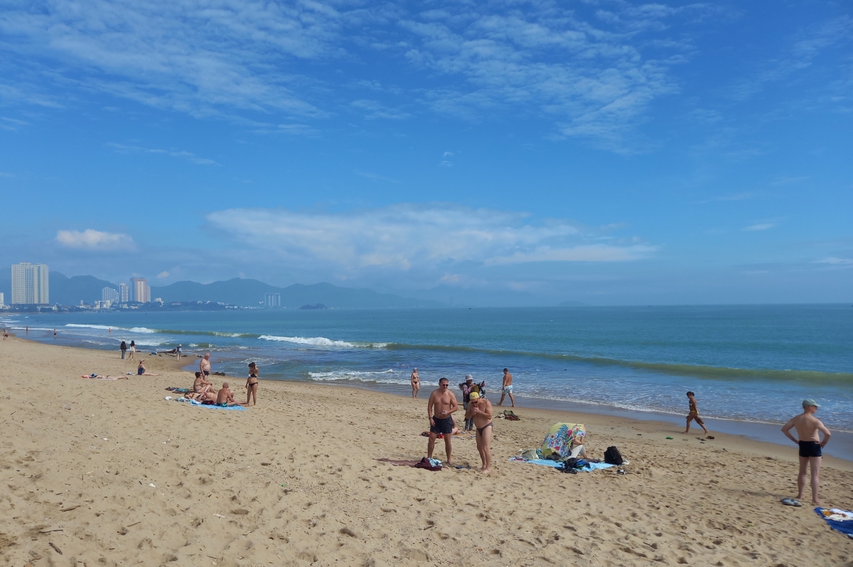 Bãi biển Nha Trang tấp nập du khách trong và ngoài nước.