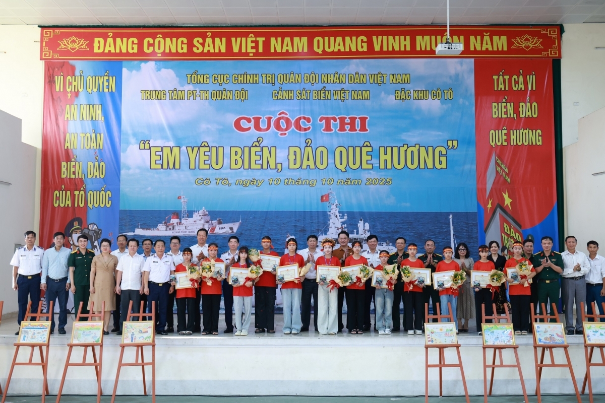Trao quà cho các em học sinh tại cuộc thi Em yêu biển đảo quê hương tổ chức tại Cô tô