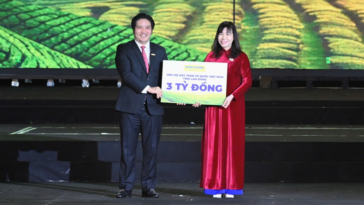 Ban Tổ chức Lễ hội Trà Quốc tế 2025 trao tặng 3 tỷ đồng cho Ủy ban Mặt trận Tổ quốc Việt Nam tỉnh Lâm Đồng, nhằm hỗ trợ an sinh xã hội và phát triển bền vững.