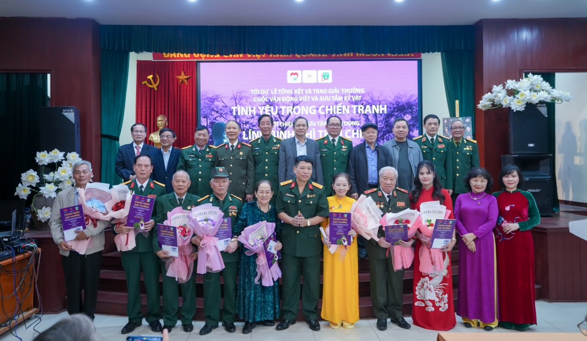 Ban Tổ chức trao giải cho các tác giả có tác phẩm xuất sắc đạt giải tại Cuộc vận động viết và sưu tầm kỷ vật "Tình yêu trong chiến tranh"