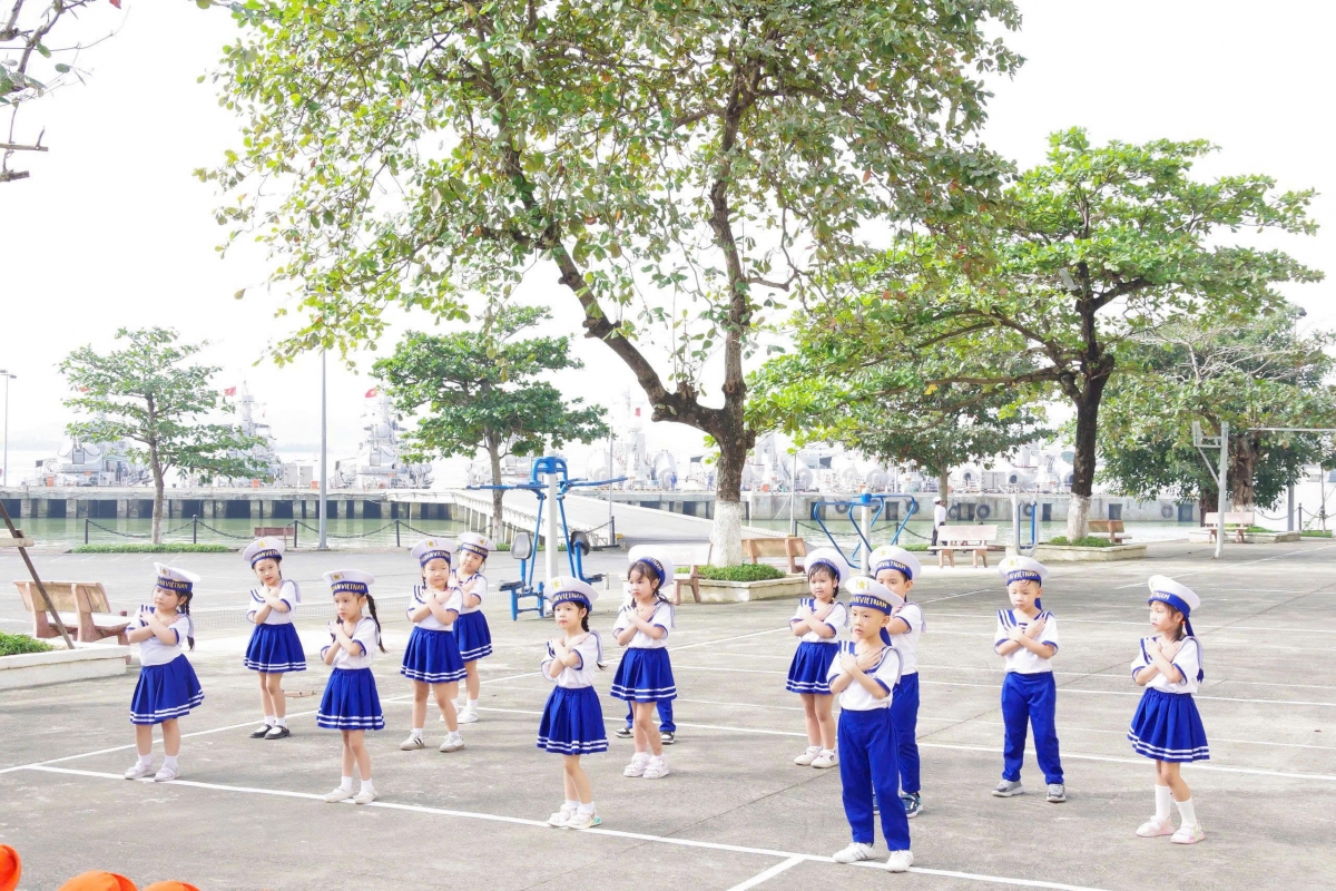 Một tiết mục văn nghệ của các cháu học sinh giao lưu với cán bộ, chiến sĩ Lữ đoàn 172