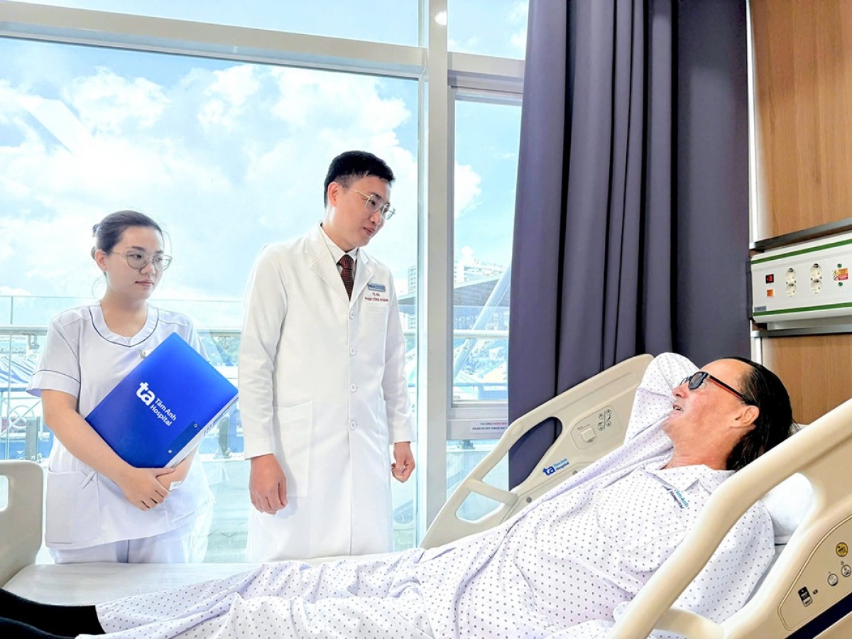 Bệnh nhân người Pháp hồi phục sức khỏe sau ca phẫu thuật Robot Da Vinci Xi