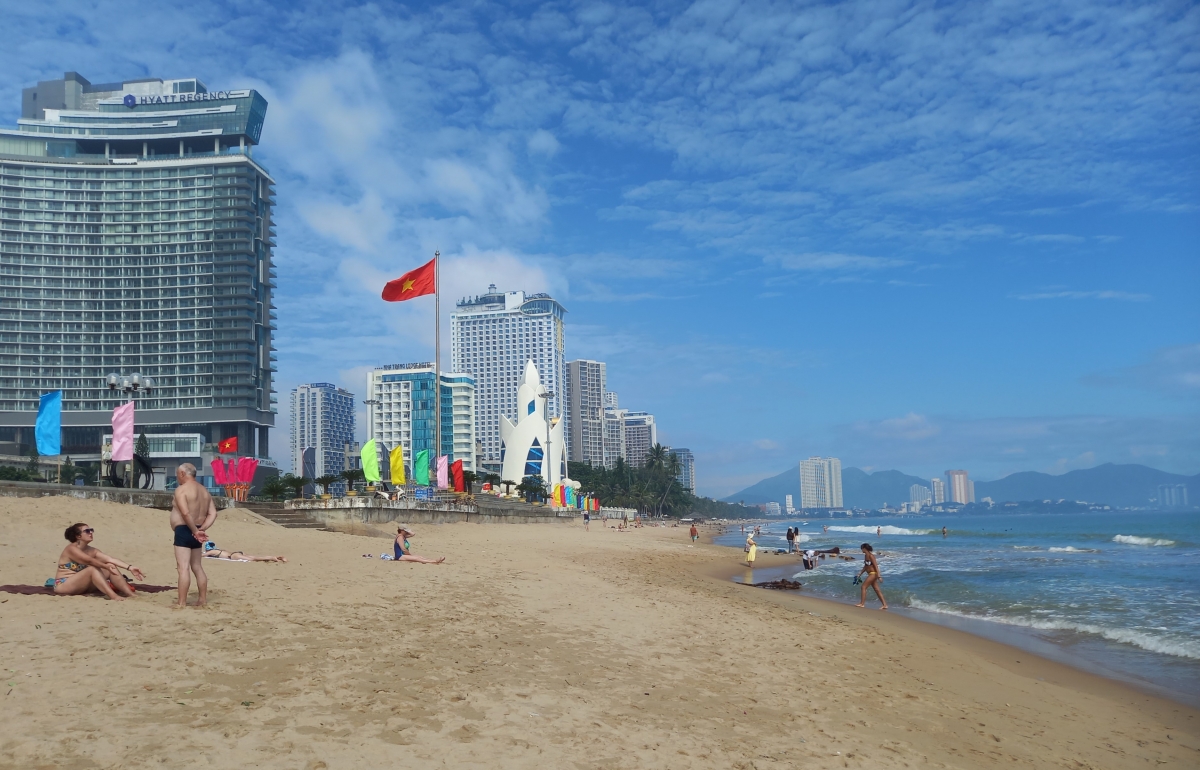 Biển xanh, nắng ấm thu hút du khách.