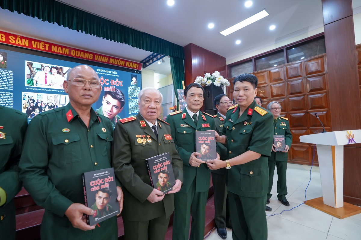 Ban tổ chức trao tặng tác phẩm giải Nhất "Cuộc đời còn mãi" cho các cựu chiến binh