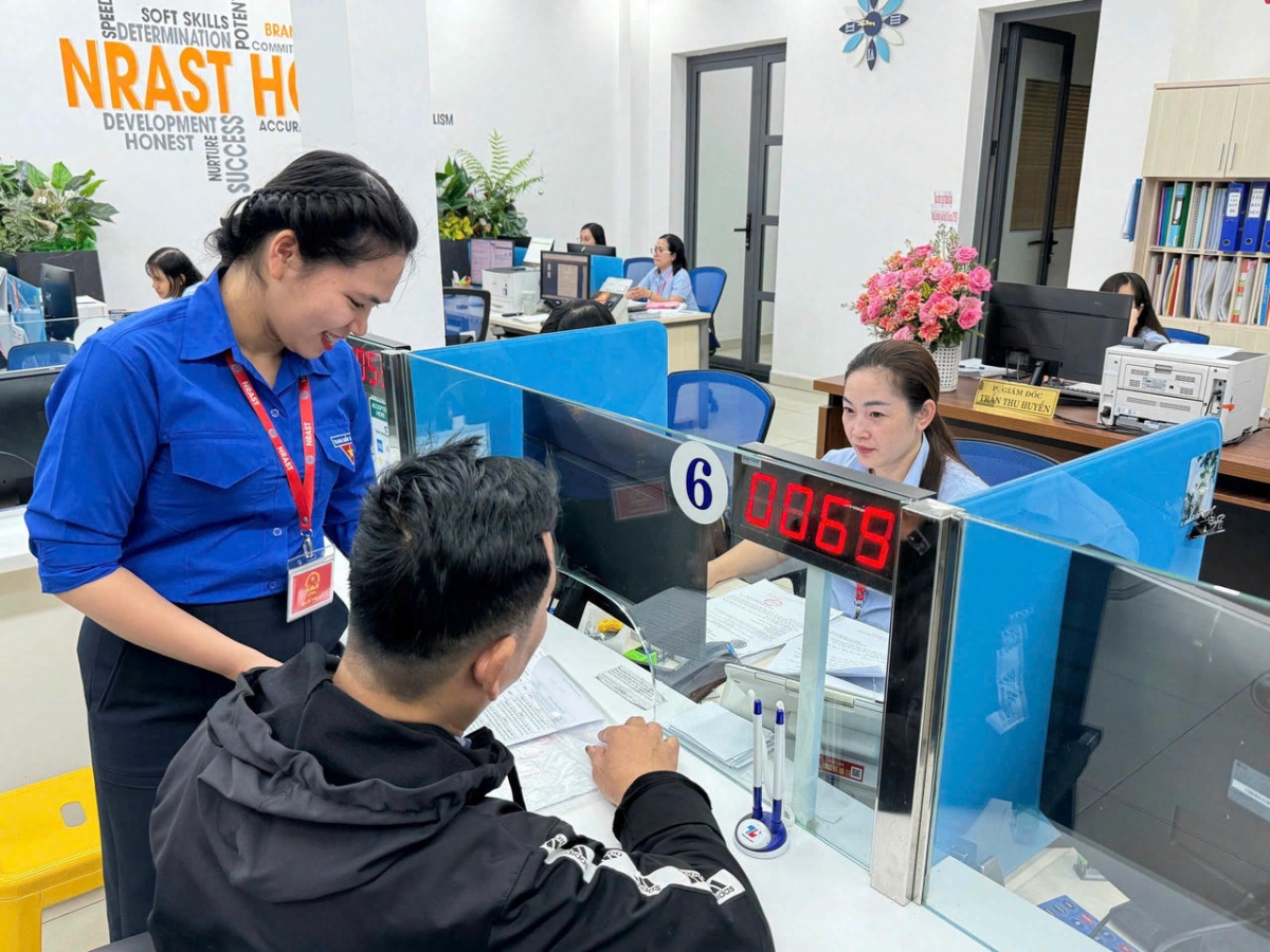 Tăng cường cán bộ hướng dẫn người dân tại các địa điểm đâng ký trực tuyến