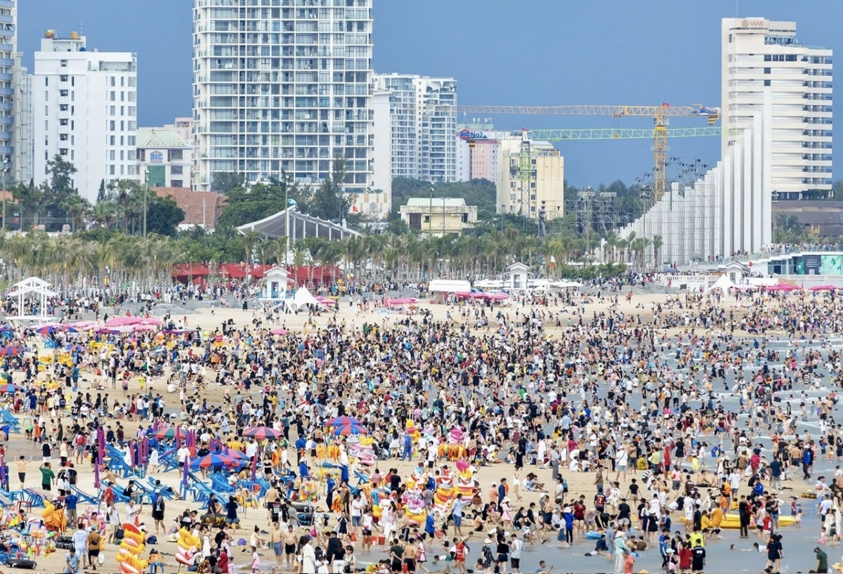 Các bãi tắm ở khu vực phía Đông của TP.HCM luôn đông khách vào dịp cuối tuần, lễ tết