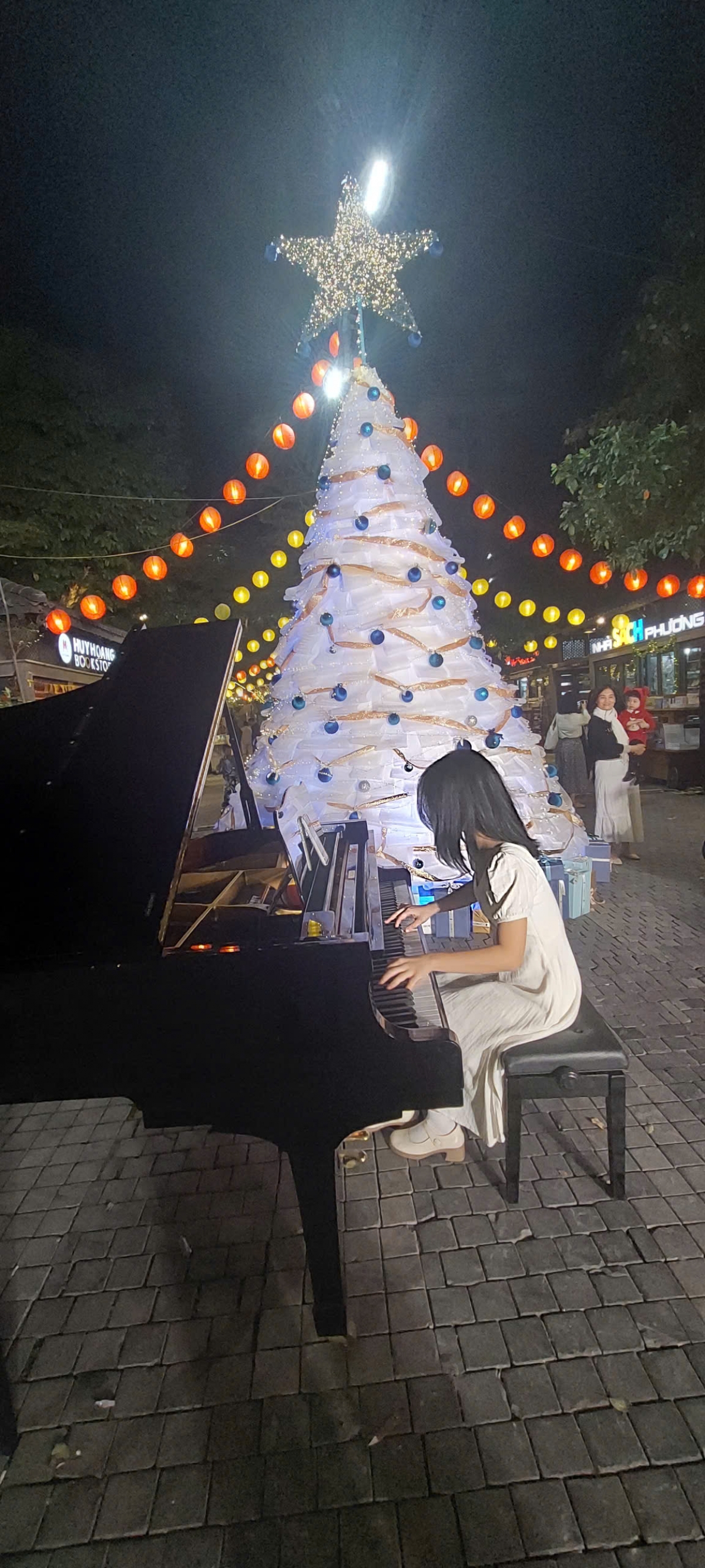 Các bạn trẻ thỏa sức thể hiện tài năng và tình yêu âm nhạc bên cây đàn piano