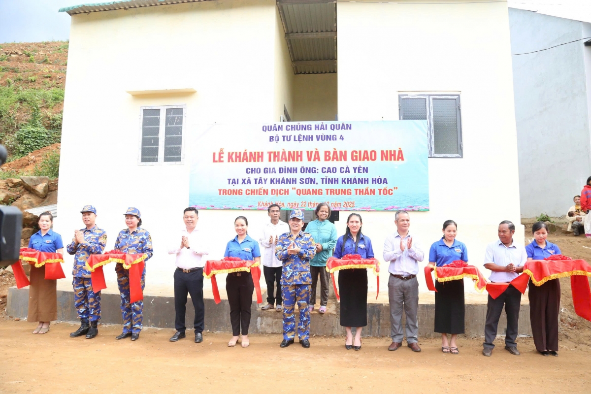 Các đại biểu cắt băng khánh thành