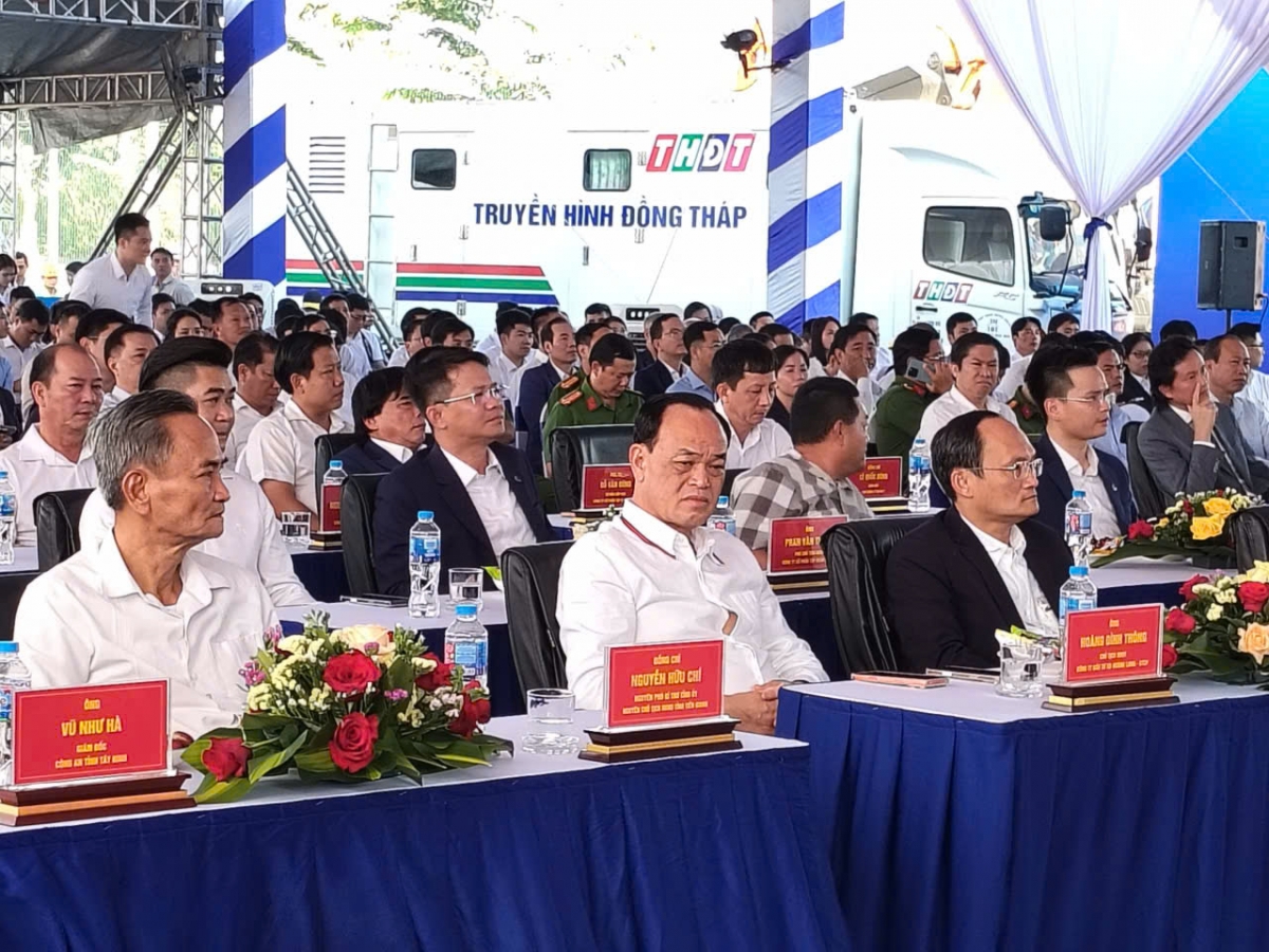 Các đại biểu dự lễ khởi công dự án mở rộng đường cao tốc TP. HCM- Trung Lương- Mỹ Thuận