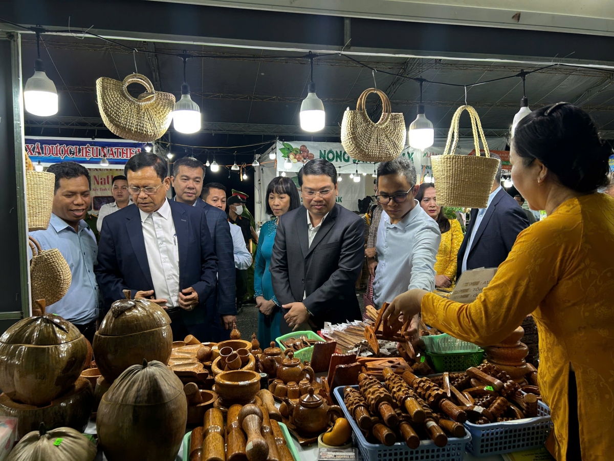 Các đại biểu tham quan gian hàng thủ công mỹ nghệ tại hội chợ.