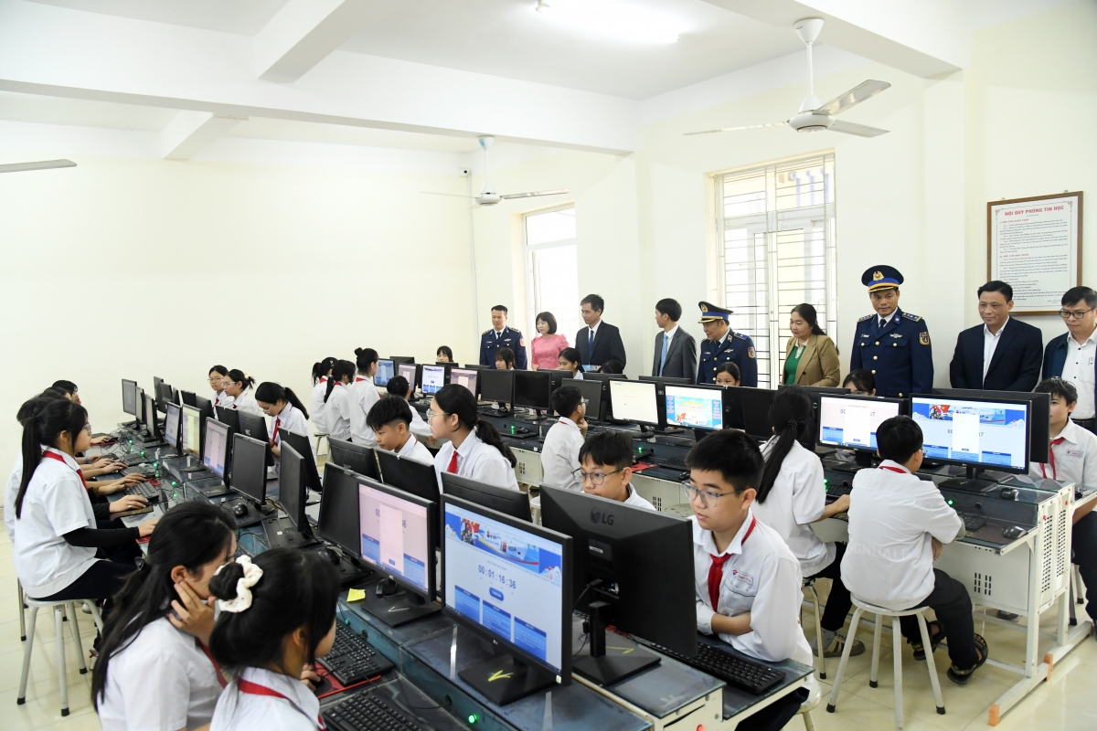 Các đại biểu theo dõi học sinh Trường THCS Đông Hải tham gia cuộc thi trực tuyến Em yêu biển đảo quê hương