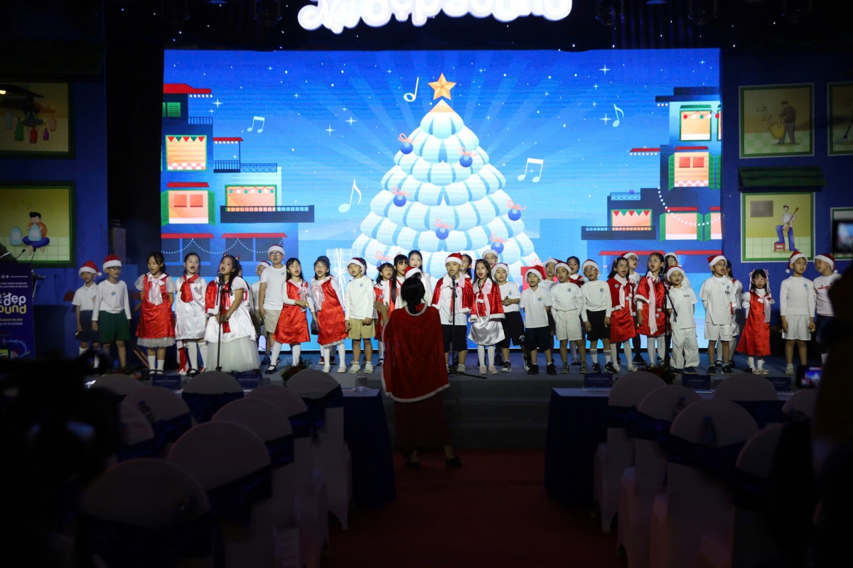 Các em nhỏ say sưa với điệu hát mừng Giáng sinh