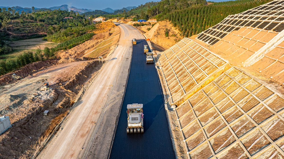 Các hạng mục còn lại như kết cấu mặt đường, hệ thống chiếu sáng và hệ thống kiểm soát giao thông thông minh (ITS) đang được triển khai khẩn trương, bảo đảm đồng bộ khi đưa vào khai thác