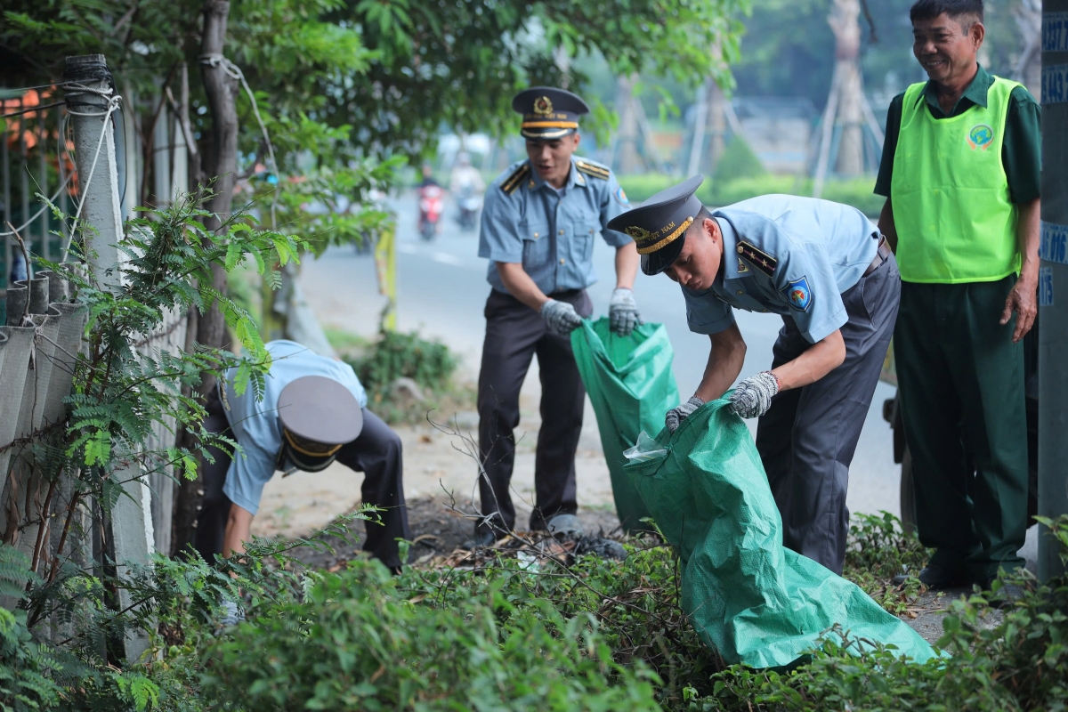 Các lực lượng tham gia dọn dẹp vệ sinh môi trường