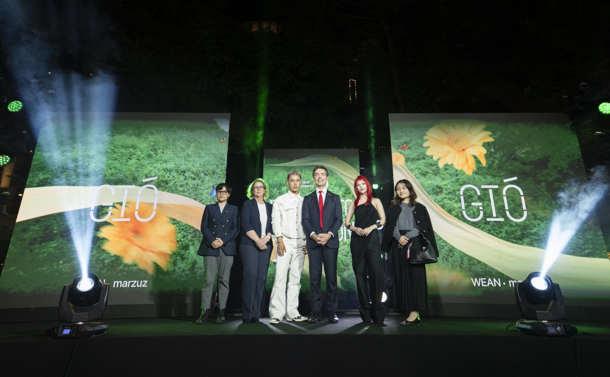 Các nghệ sĩ chụp ảnh kỷ niệm cùng đại diện ban tổ chức tại sự kiện