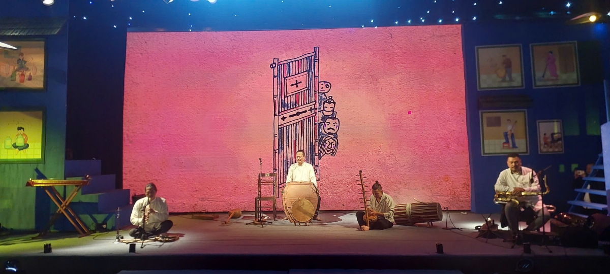 Các nghệ sĩ thể hiện tài năng với nhạc cụ dân gian truyền thống