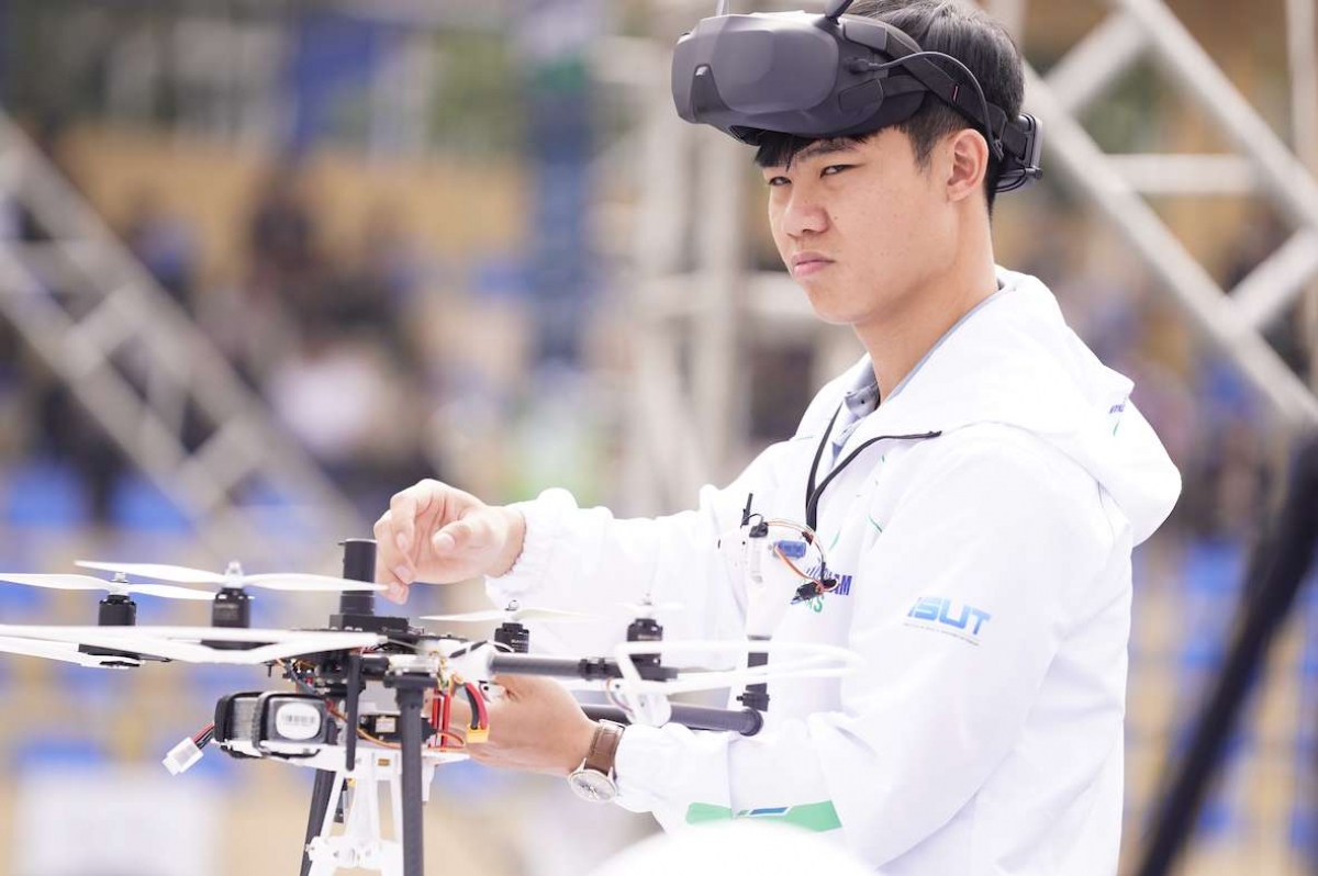 Các thí sinh tài năng trẻ hăng say tranh tài, thể hiện trí tuệ và bản lĩnh sáng tạo