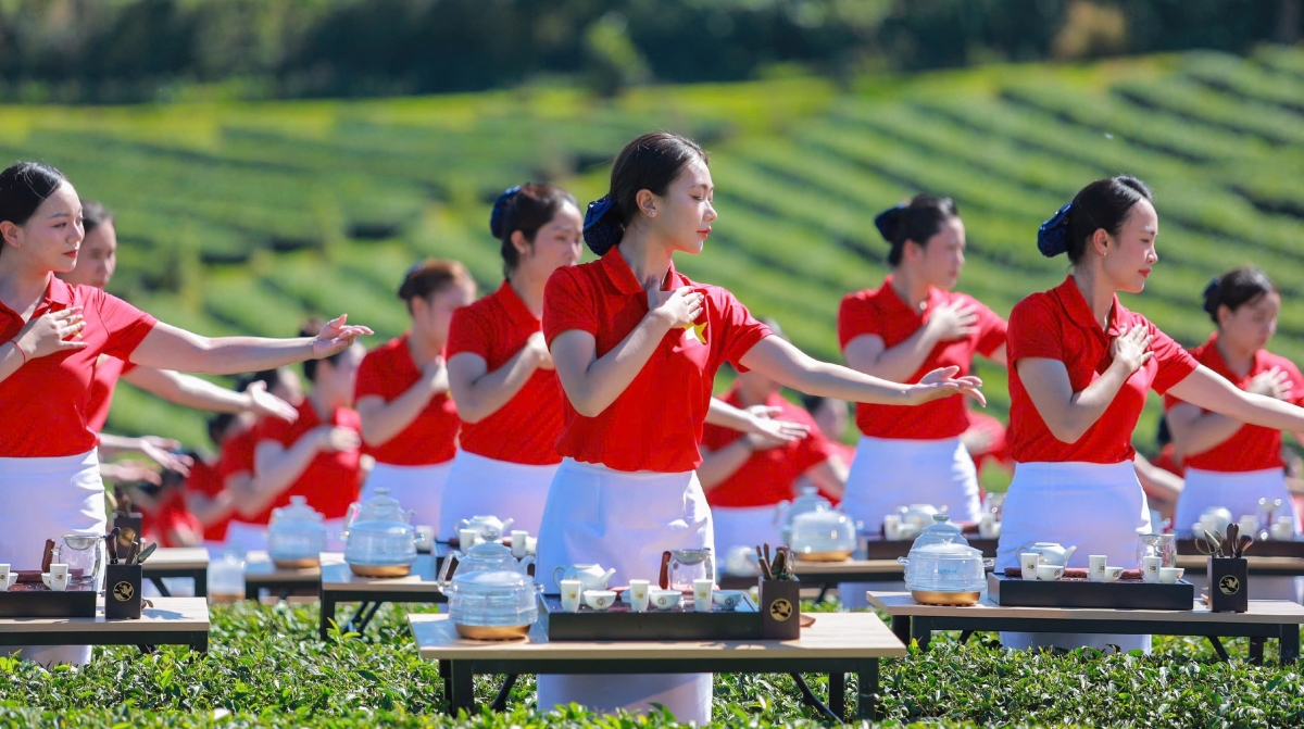 Các trà nương trình diễn pha trà nghệ thuật trên đồi trà, tạo điểm nhấn độc đáo tại Lễ hội Trà Quốc tế 2025.