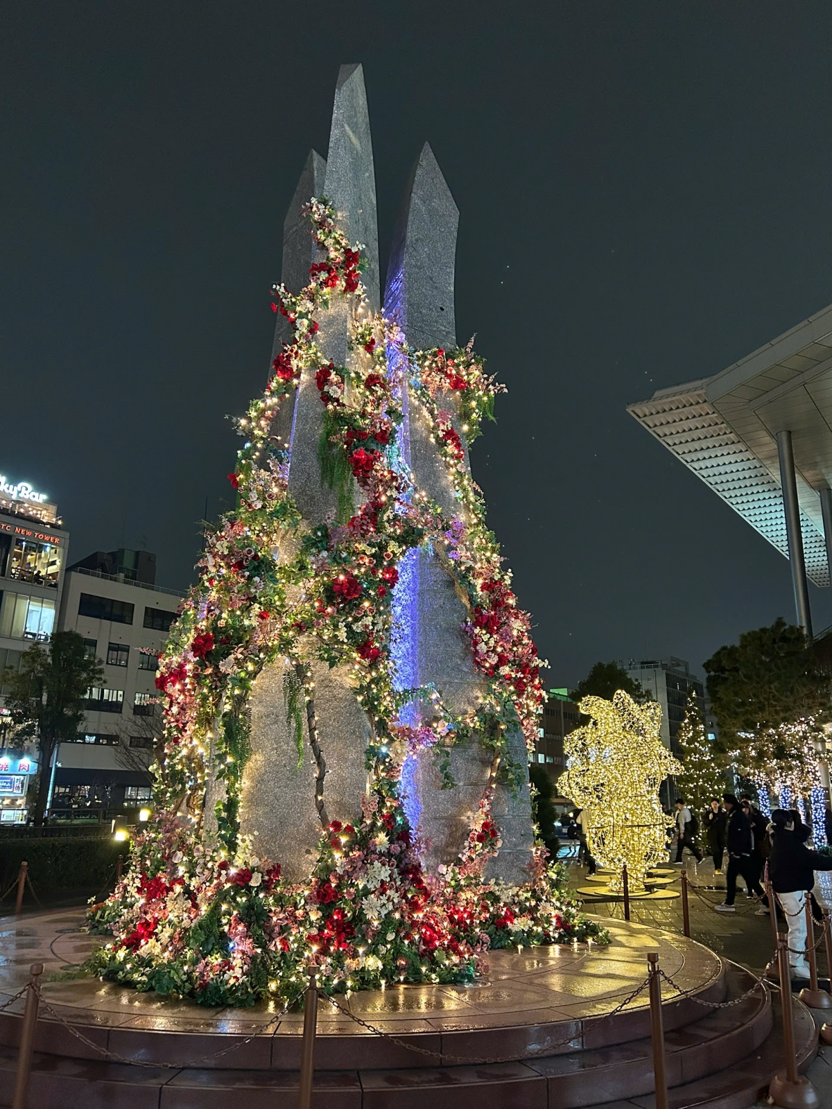 Các tụ điểm công cộng rực rỡ sắc màu (Ảnh VOV Tokyo)