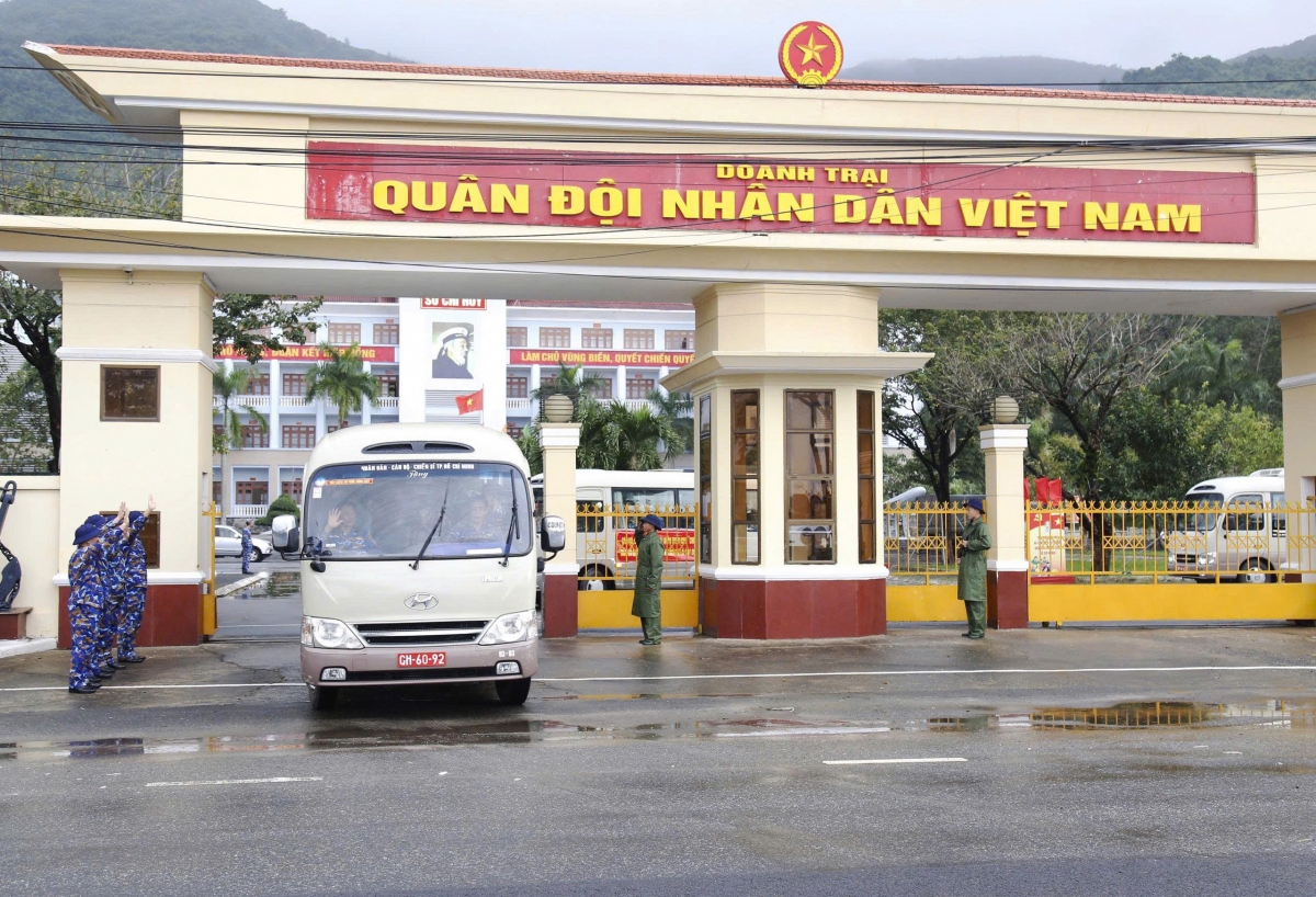 Vùng 3 Hải quân xuất quân thực hiện "Chiến dịch Quang Trung" giúp nhân dân Gia Lai xây dựng nhà ở sau mưa lũ.