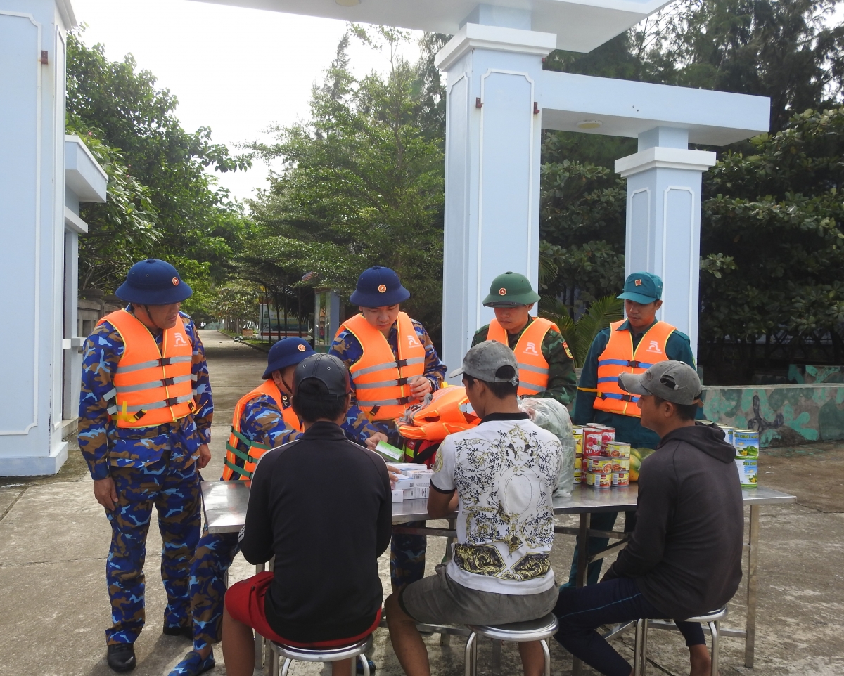 Cán bộ chiến sĩ đảo Đá Tây A, Đặc khu Trường Sa khám cấp thuốc cho ngư dân