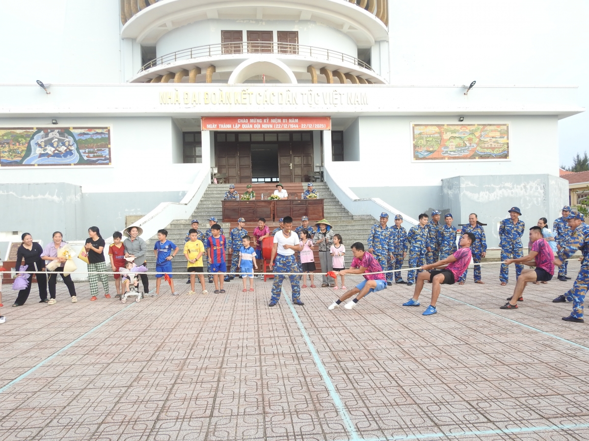 Cán bộ chiến sĩ đảo Đá Tây tham gia giải kéo co chào mừng kỷ niệm