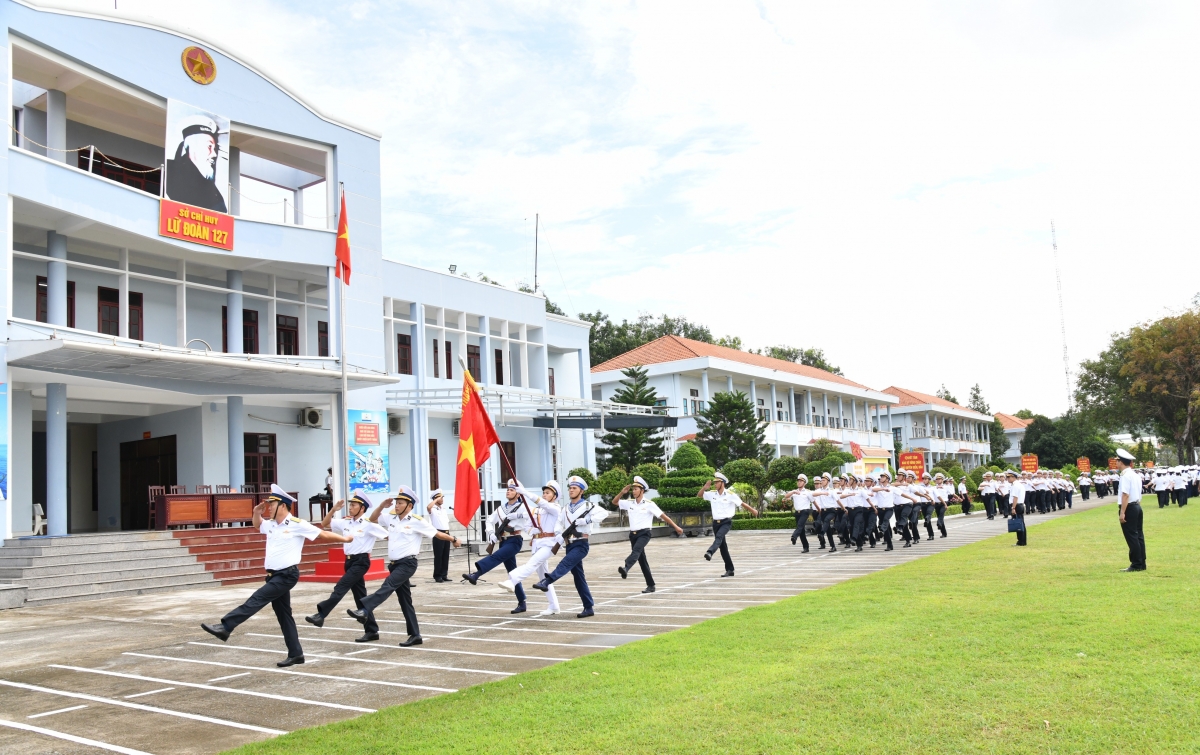 Cán bộ, chiến sĩ Lữ đoàn 127 duyệt đội ngũ