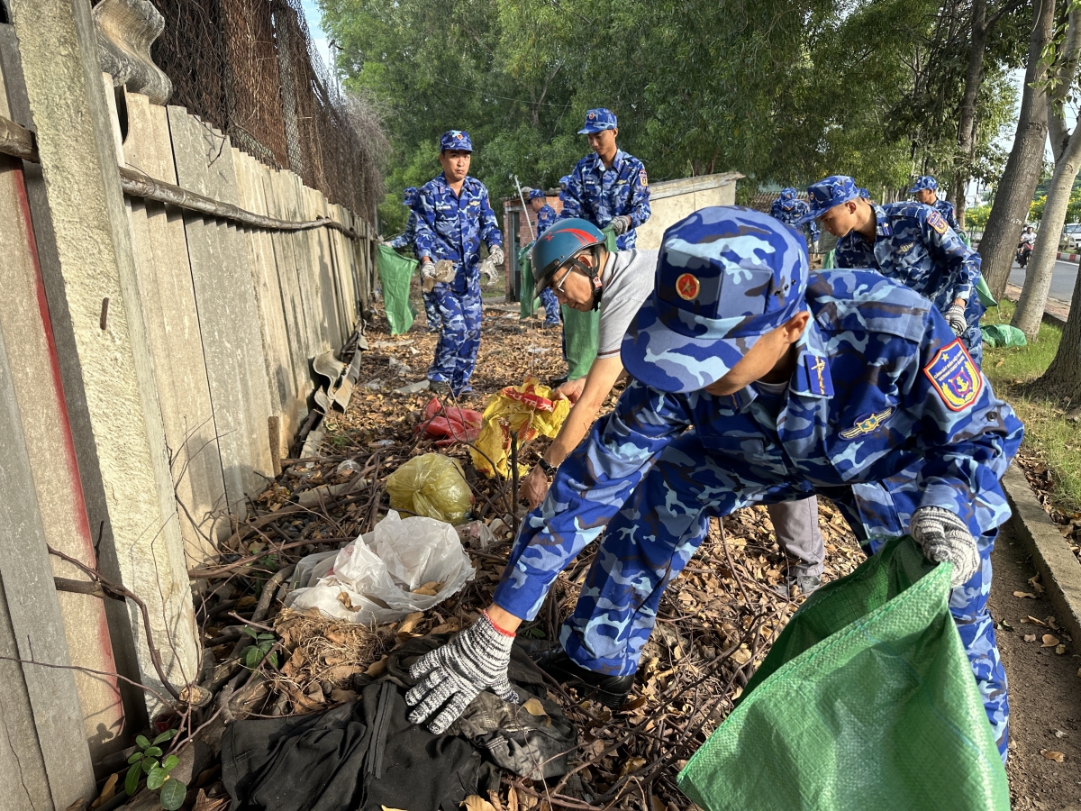 Cán bộ, chiến sĩ Vùng Cảnh sát biển 3 tham gia vệ sinh môi trưởng