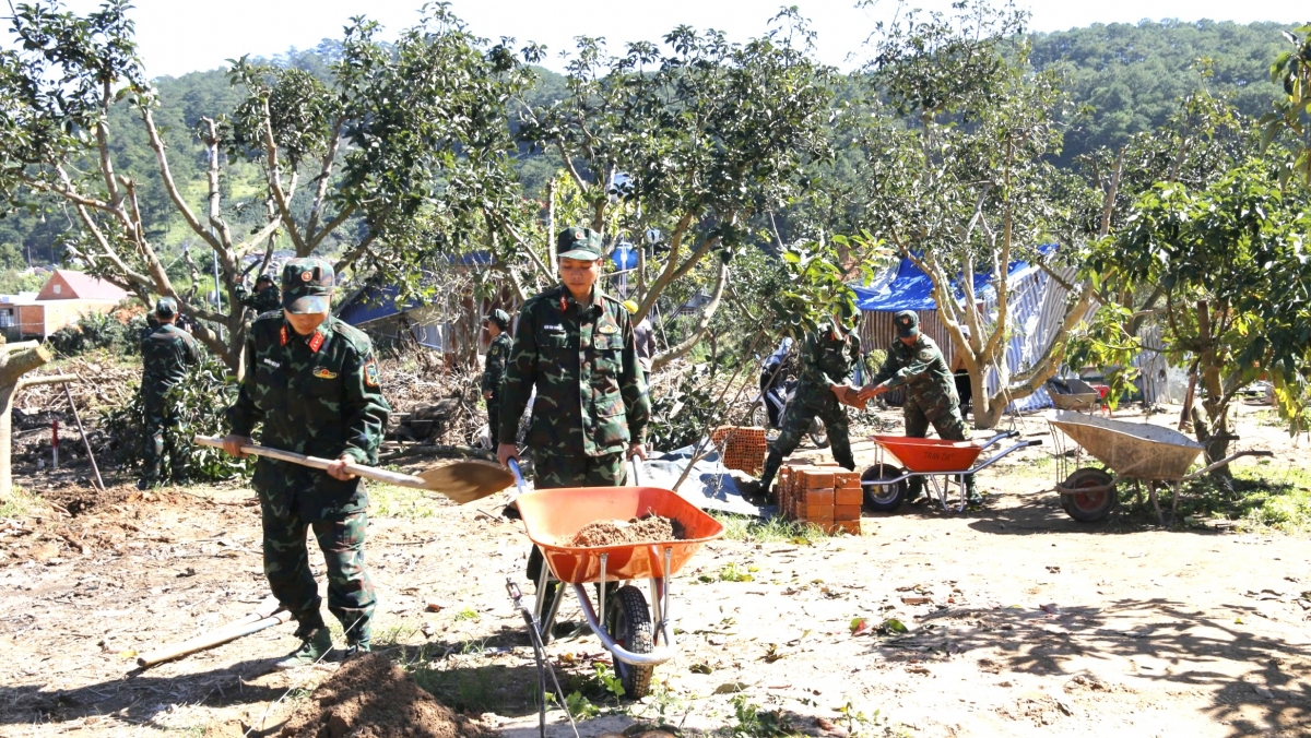 Cán bộ, chiến sỹ Quân khu 7 giúp người dân xã D’Ran, tỉnh Lâm Đồng làm nhà.