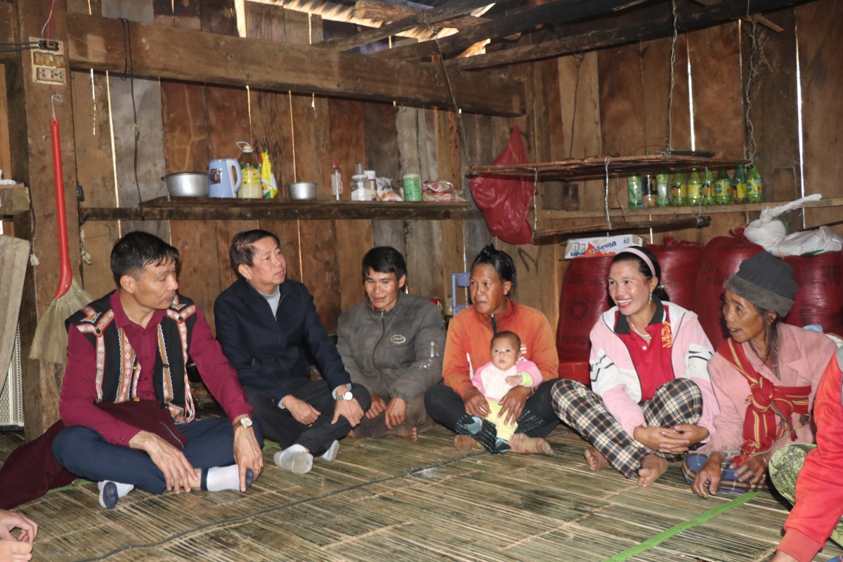 Cán bộ xã Măng Ri xuống động viên người dân vùng tái định cư.