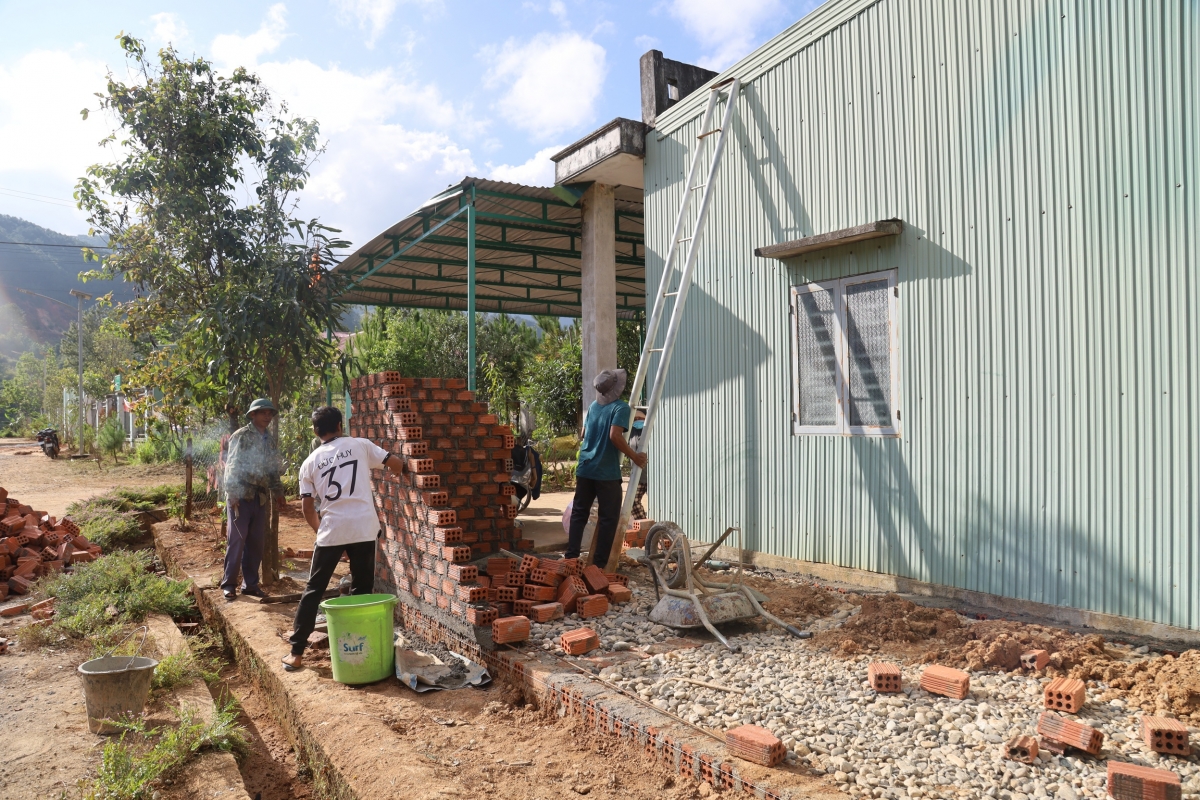 Căn nhà của ông A Hiệp đang được khẩn trương xây dựng.