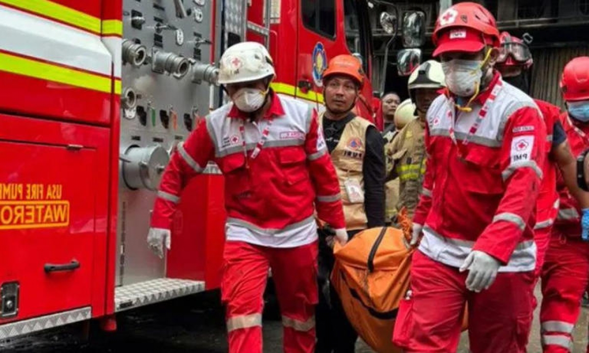 Cảnh sát cứu hỏa đưa các nạn nhân ra khỏi đám cháy- Ảnh Antara.