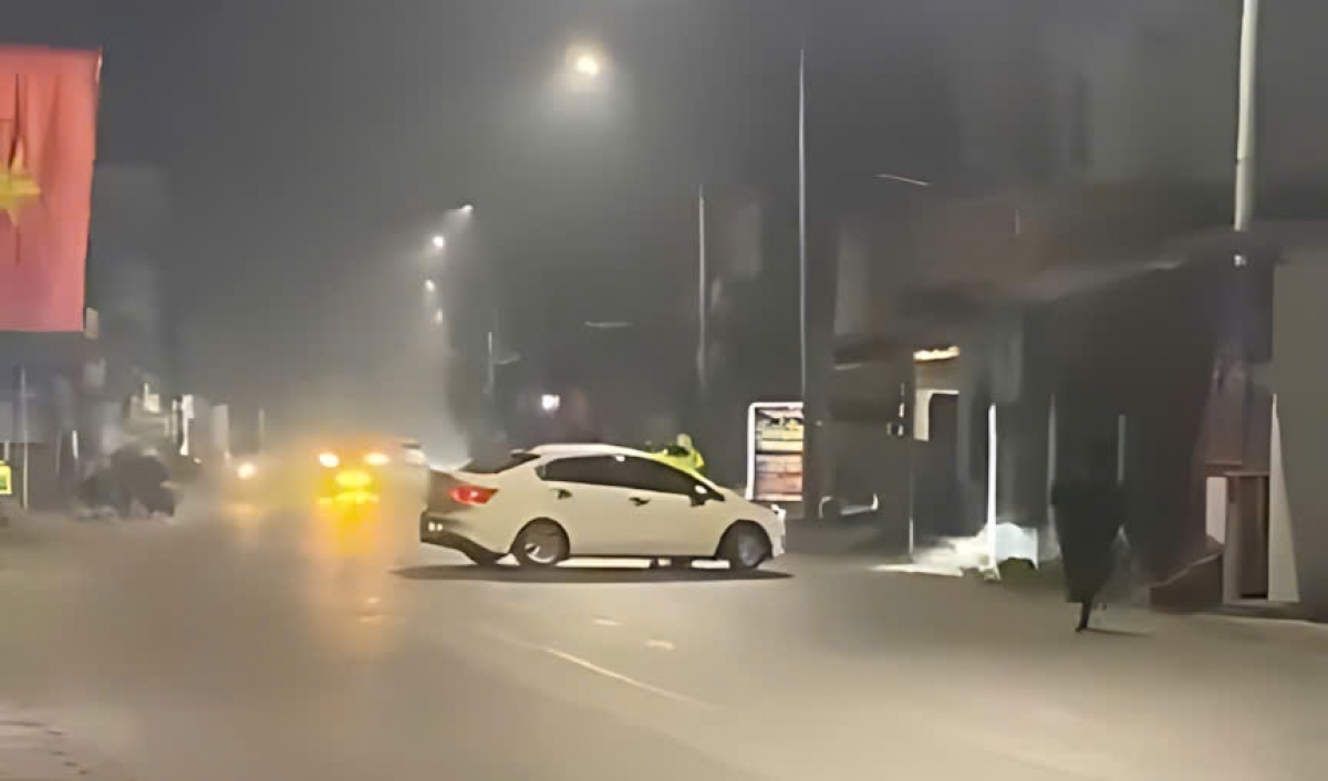 Tài xế quay đầu bỏ chạy và hất chiến sỹ CSGT lên nắp capo