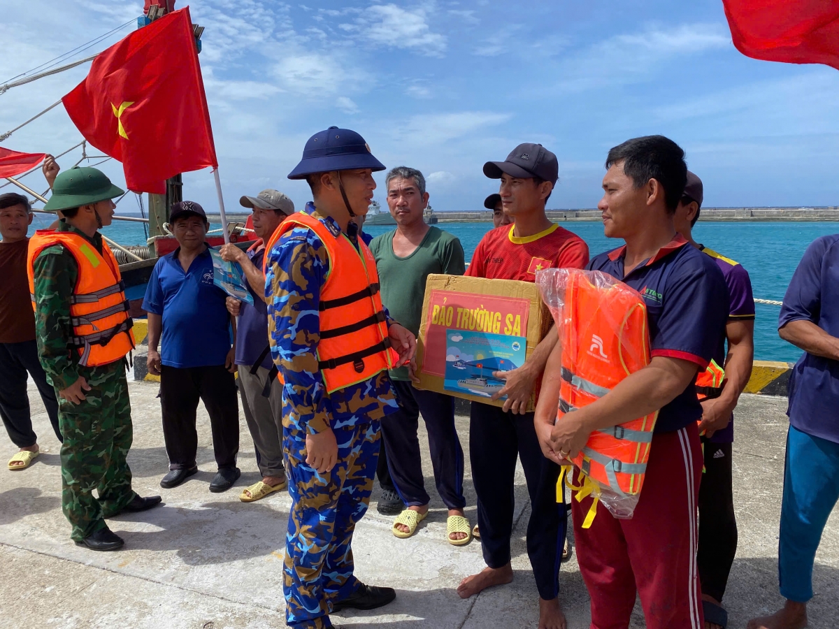 Chỉ huy đảo Trường Sa, Đặc khu Trường Sa tặng quà, động viên ngư dân vào âu tránh trú