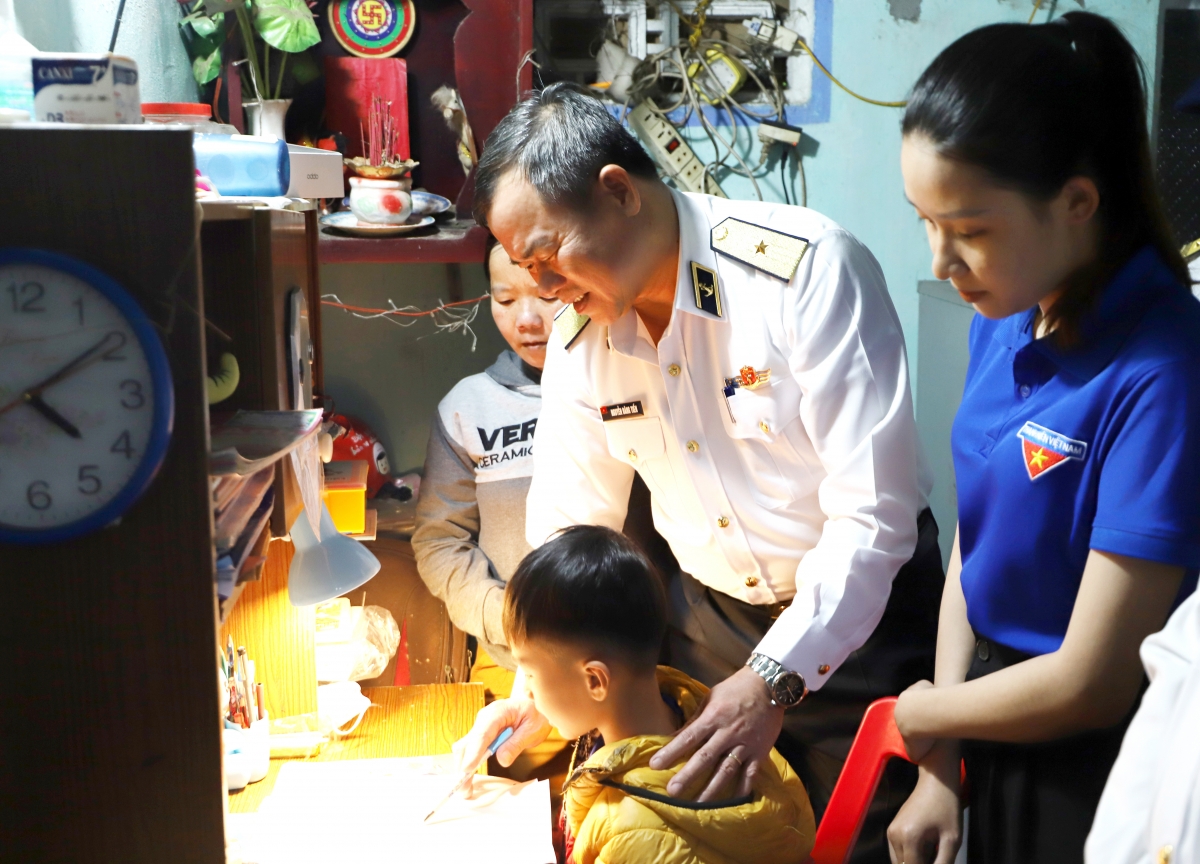 Chuẩn Đô đốc Nguyễn Đăng Tiến,  Chính uỷ Vùng  3 Hải quân thăm hỏi, động viên con ngư dân đơn vị nhận đỡ đầu