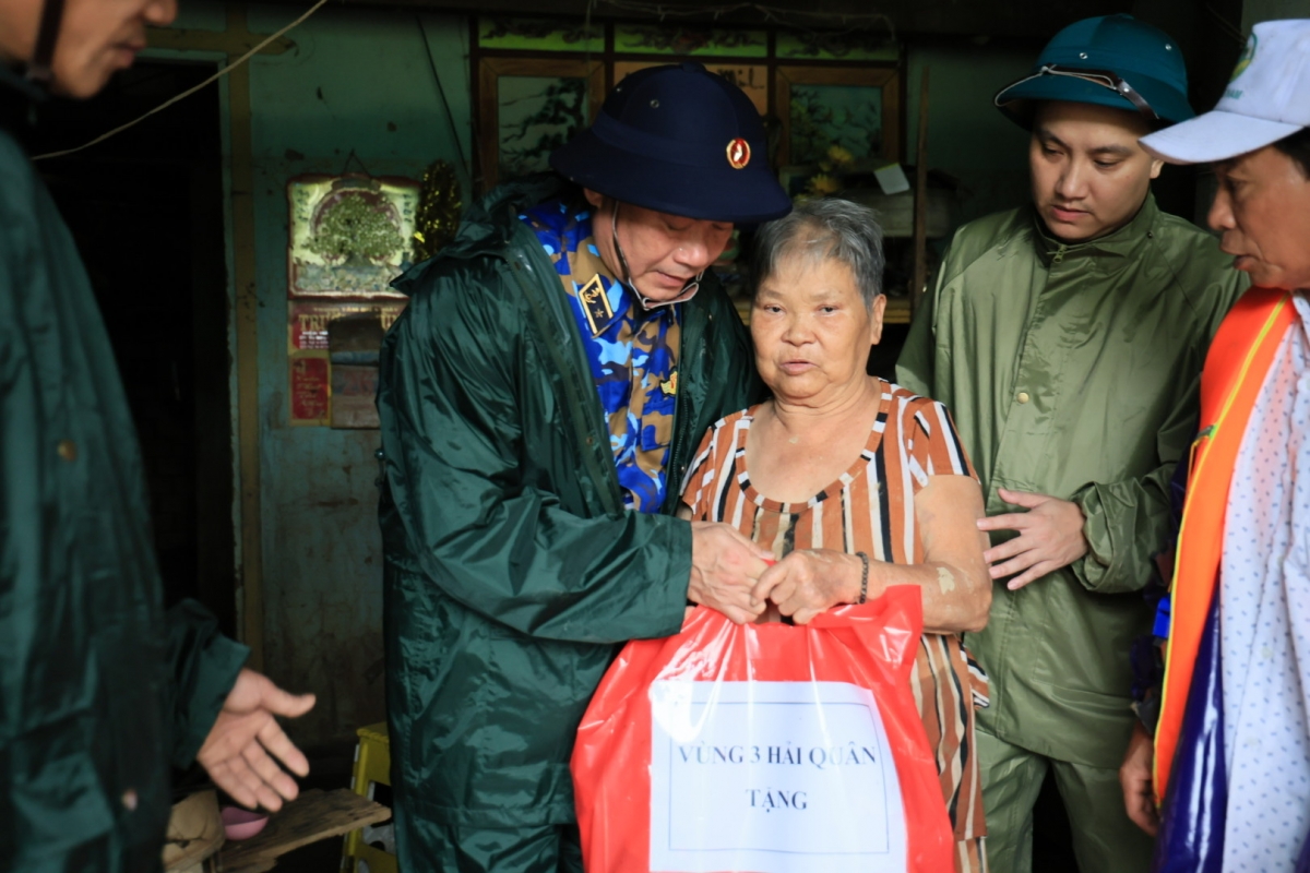 Chuẩn Đô đốc Nguyễn Đăng Tiến cùng đoàn công tác tặng quà các hộ dân bị mưa, lũ gây thiệt hại nặng nề tại xã Hà Nha, thành phố Đà Nẵng 