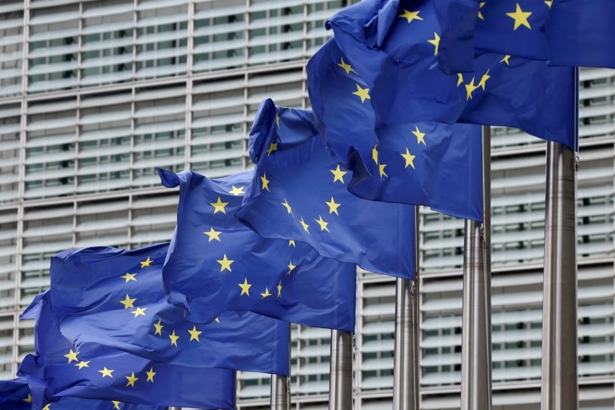 Những lá cờ của Liên minh châu Âu tung bay bên ngoài trụ sở Ủy ban châu Âu tại Brussels, Bỉ. Ảnh: Reuters