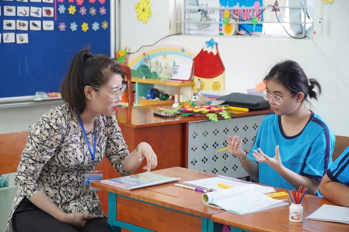 Cô giáo Lệ Xuân và học trò trao đổi bằng ngôn ngữ ký hiệu trong lớp học