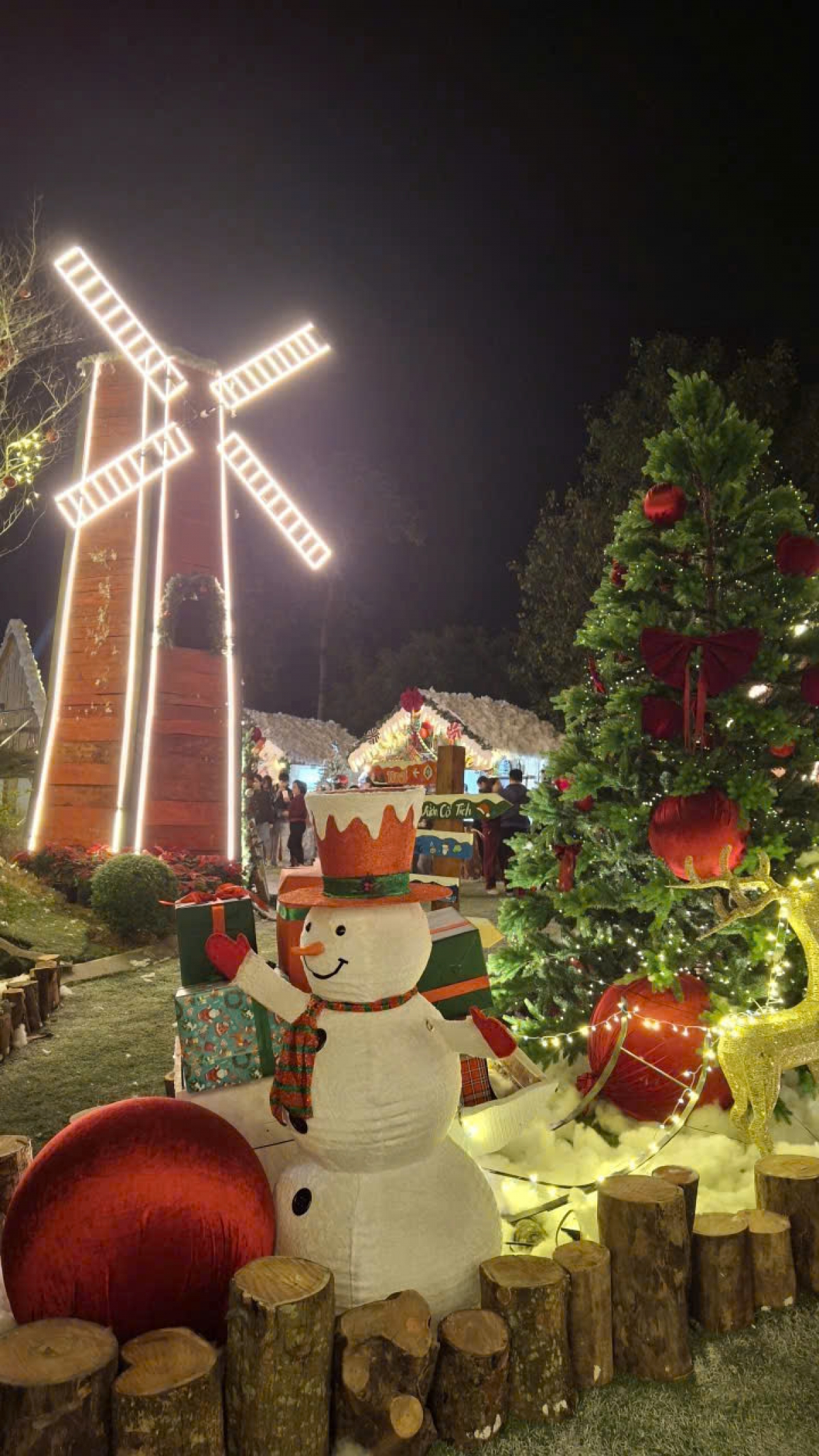 Cối xay gió nhỏ tái hiện hình ảnh làng lễ hội phương Tây