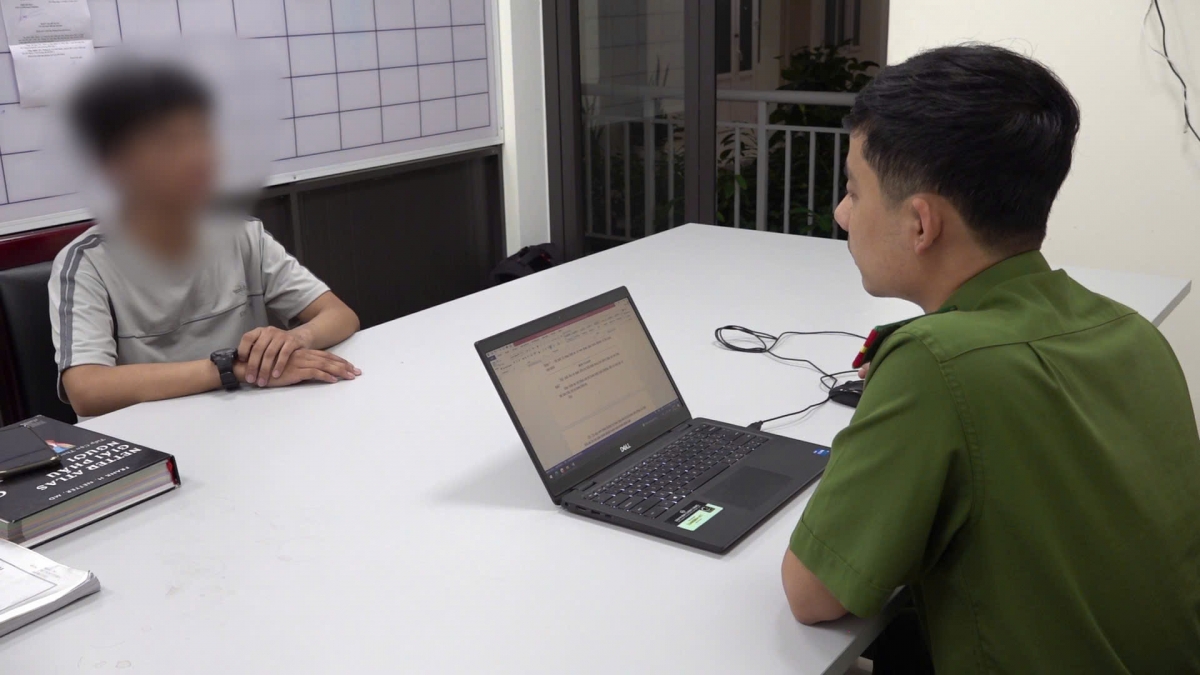 Công an đưa cháu H về nhà an toàn.