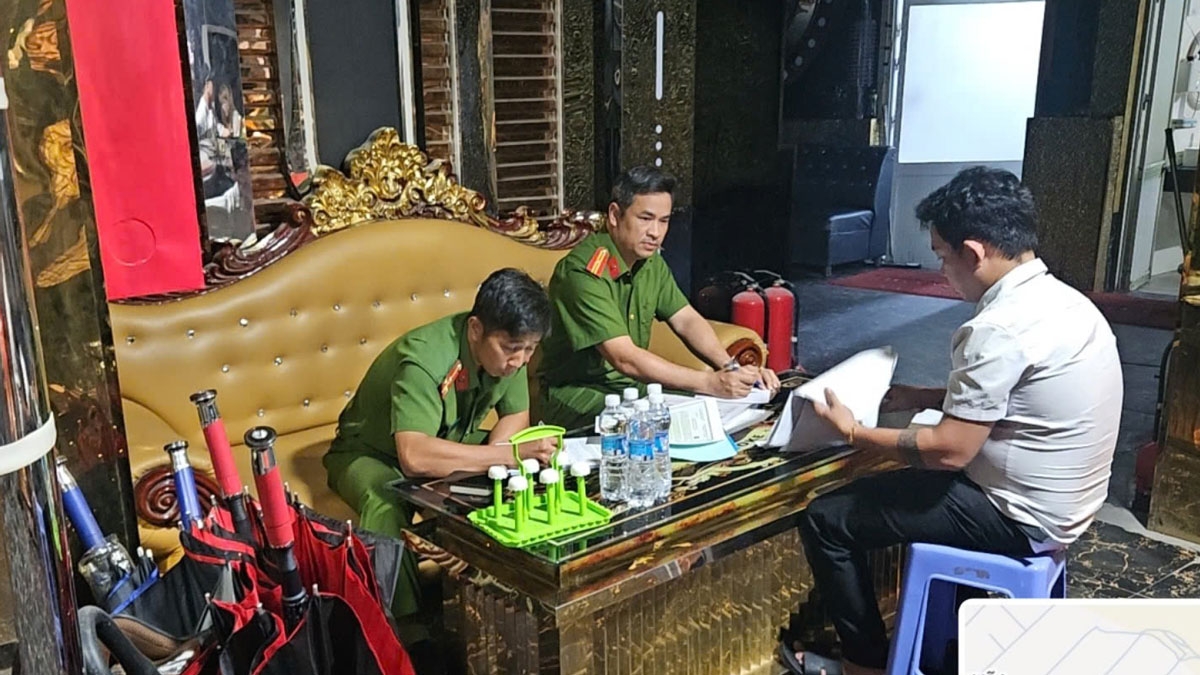Công an làm việc với quản lí quán karaoke.
