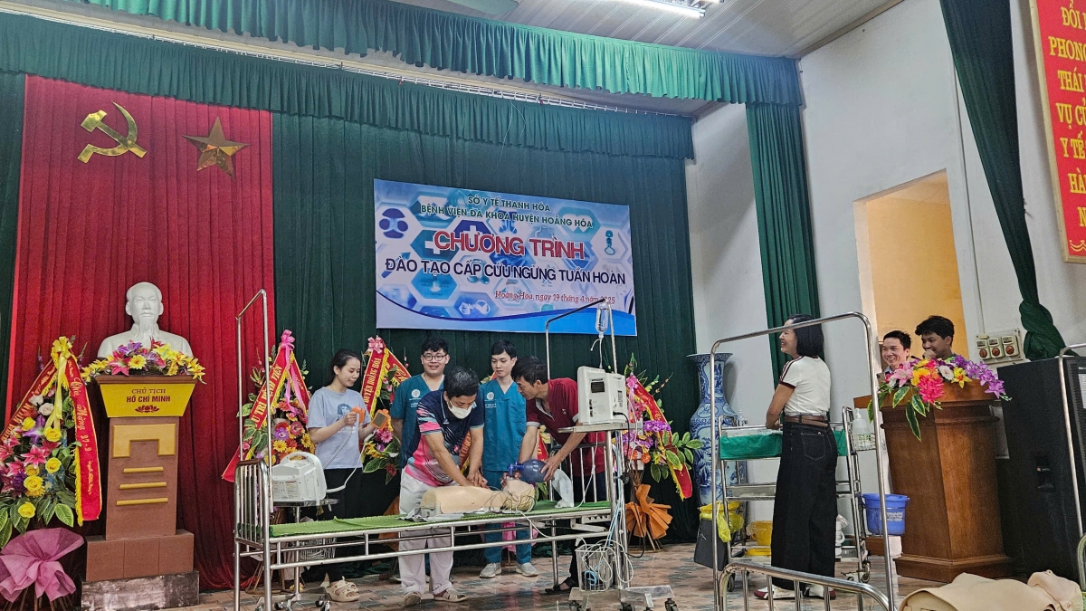 Các thầy thuốc BV Trung ương Quân đội 108 tập huấn cấp cứu ngừng tuần hoàn nội viện cho BV tuyến d\ưới