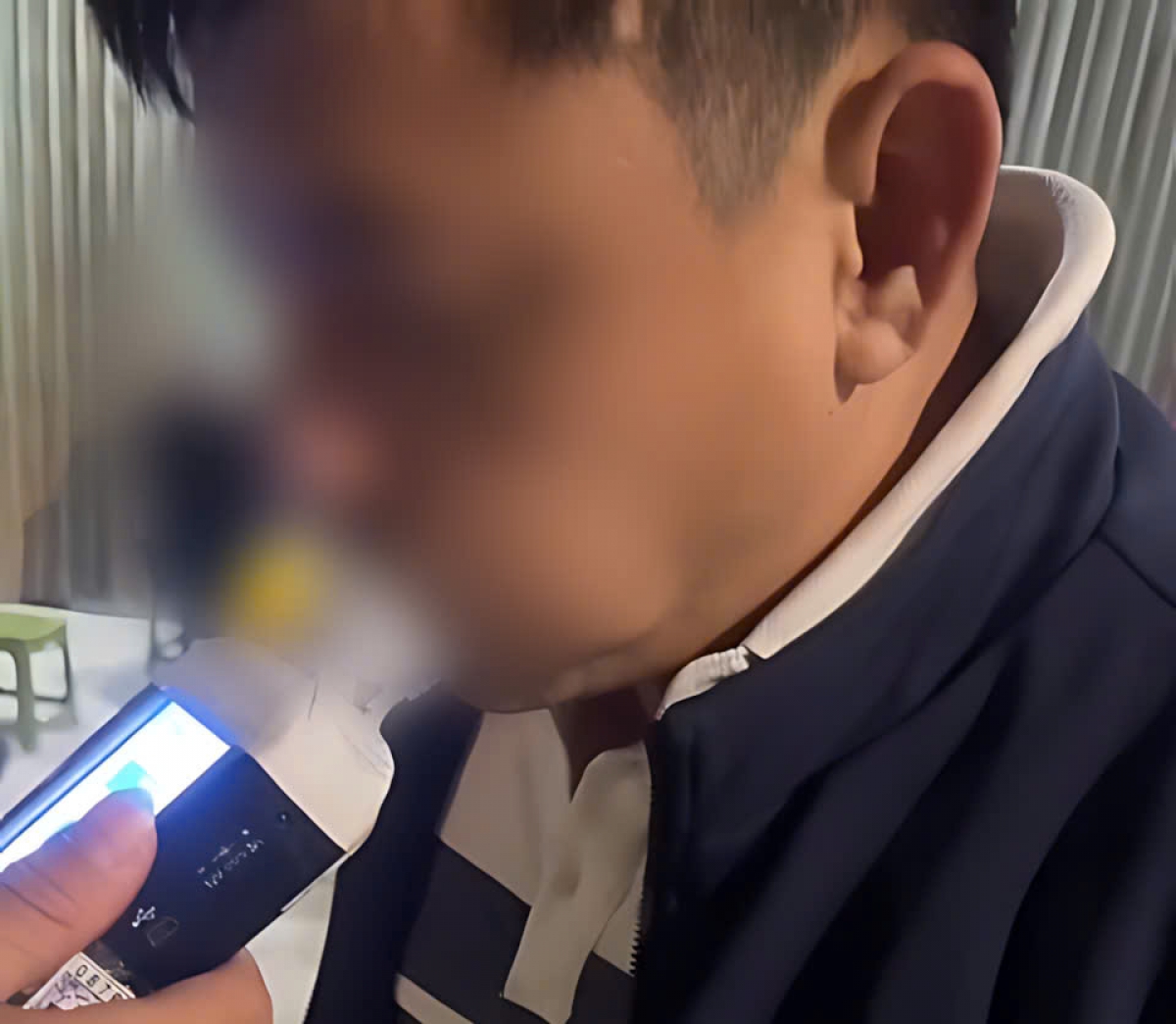 Đối tượng bị khống chế và kiểm tra nồng độ cồn