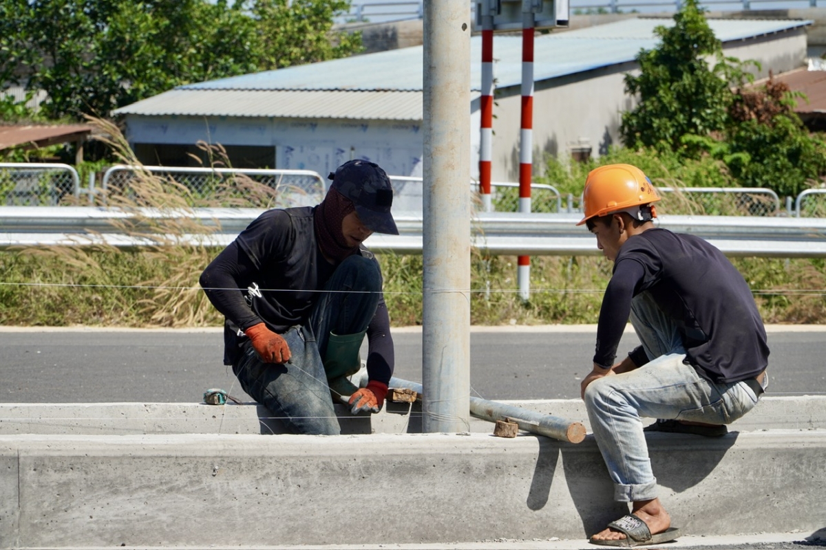 Công nhân đang thi công phần trụ chiếu sáng đoạn qua phường Tam Long (TP Bà Rịa cũ), TP.HCM.