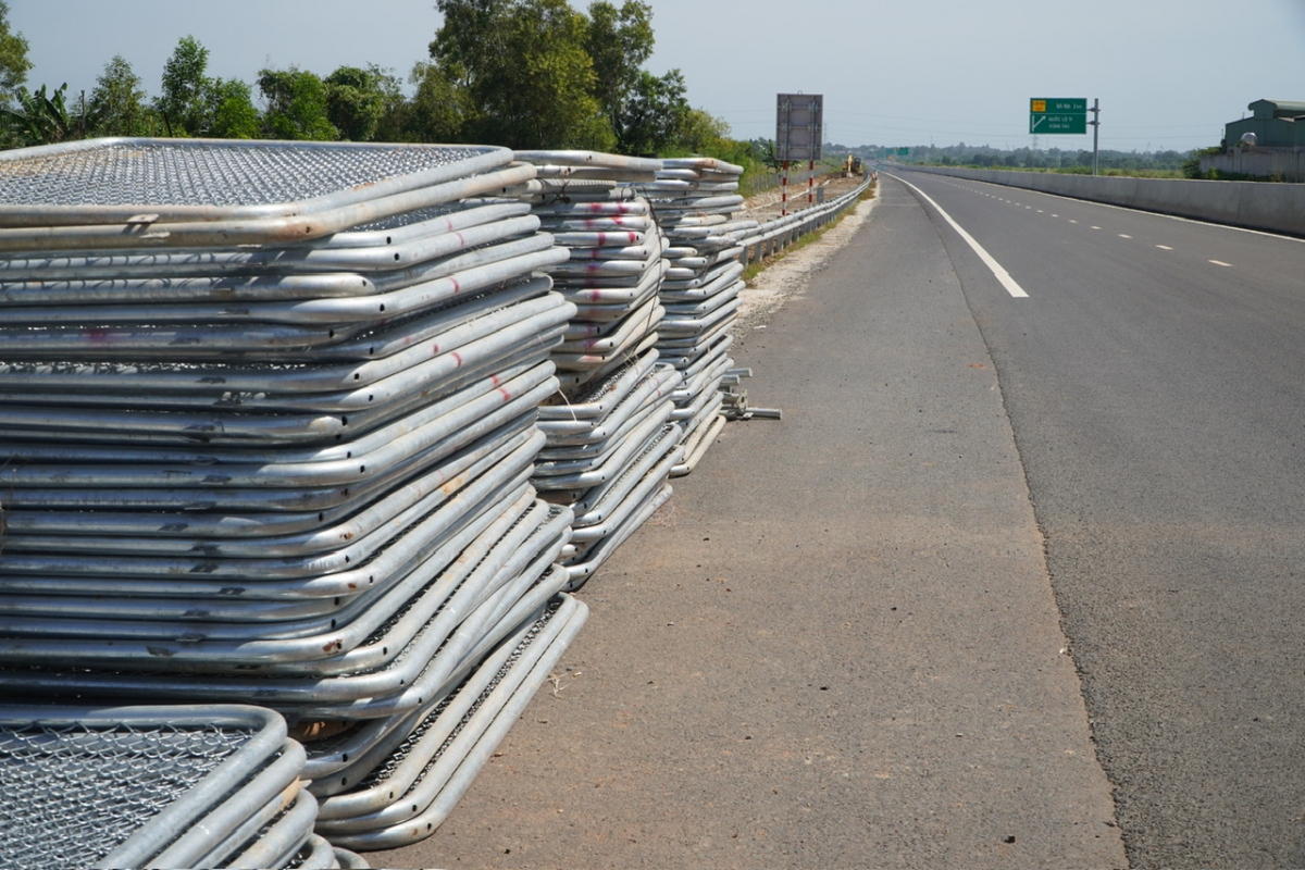 Vật tư đã được tập kết chuẩn bị hoàn thiện phần thi công rào chắn ngăn cách với đường dân sinh.