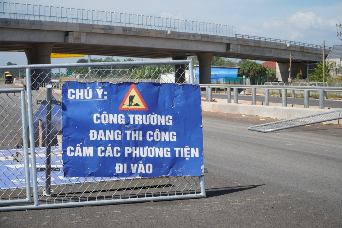 Hiện tại, ở một số khu vực trên tuyến đã cấm các phương tiện lưu thông để đảm bảo an toàn và tiến độ thi công.