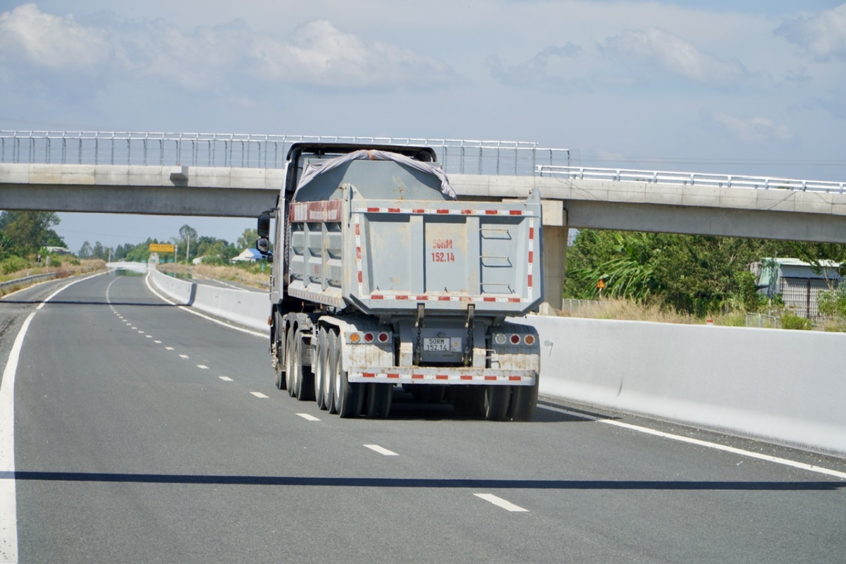 Toàn tuyến có 11 cây cầu, trong đó có 4 cầu trên tuyến chính và 7 cầu vượt ngang.