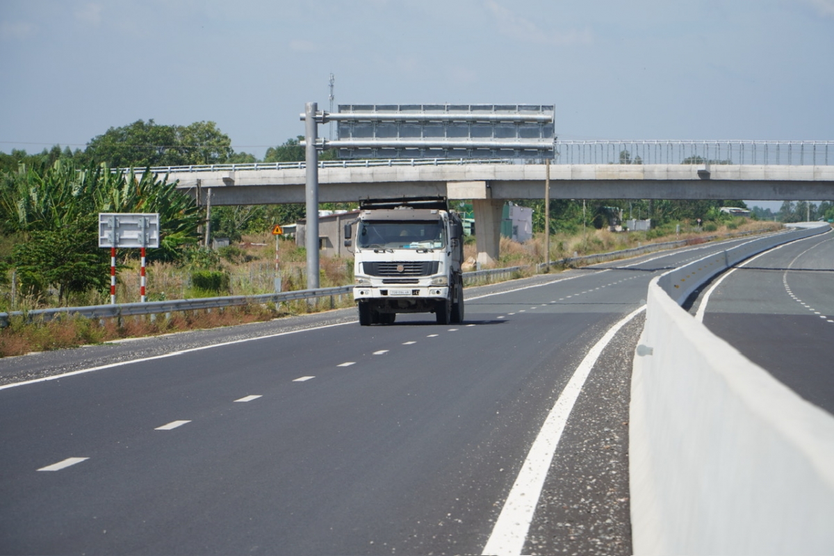 Hiện còn 2 cầu tại Km42+167 và Km46+504 đã hoàn thiện bản mặt cầu, các đơn vị đang thi công đường đầu cầu.