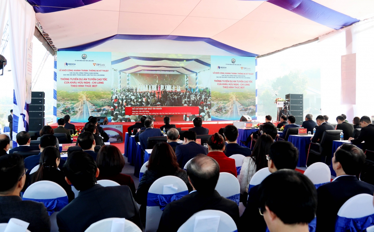 Cùng với hàng loạt công trình, dự án quy mô lớn trên cả nước được khởi công, khánh thành chào mừng Đại hội XIV của Đảng, sáng 19/12, tại tỉnh Lạng Sơn diễn ra Lễ thông tuyến dự án cao tốc cửa khẩu Hữu Nghị - Chi Lăng