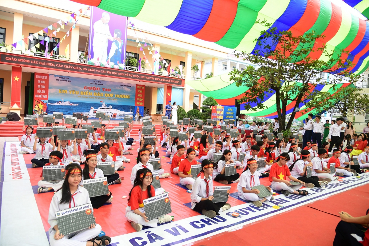 Trên những chiếc áo đỏ in hình lá cờ Tổ quốc, ánh mắt học trò ánh lên niềm háo hức